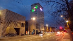 Die Lasershow am Turm hat nix mit der Ausstellung zu tun.