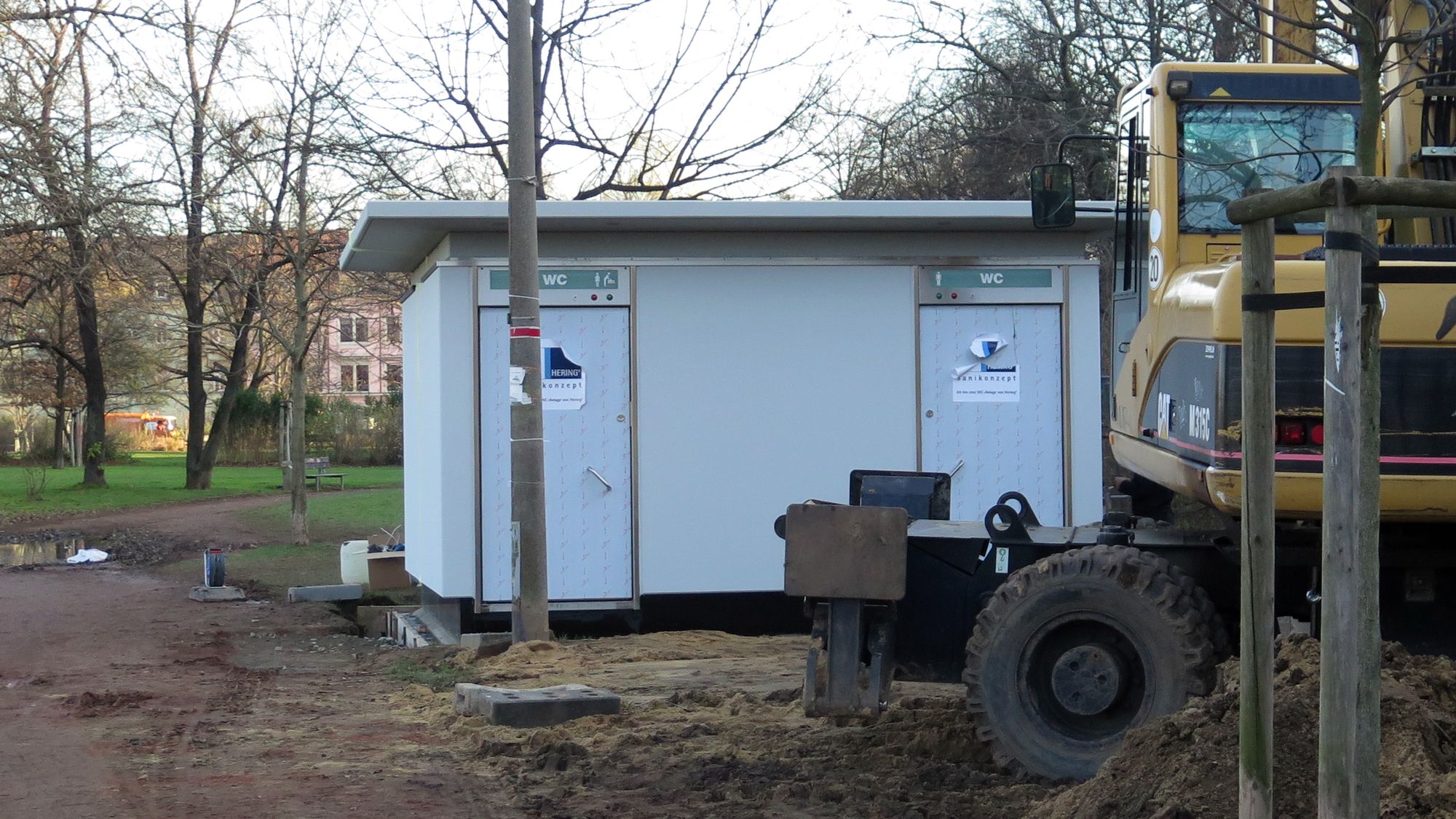 Das Toilettenhaus am Alaunplatz steht schon. Eröffnung im Frühjahr.