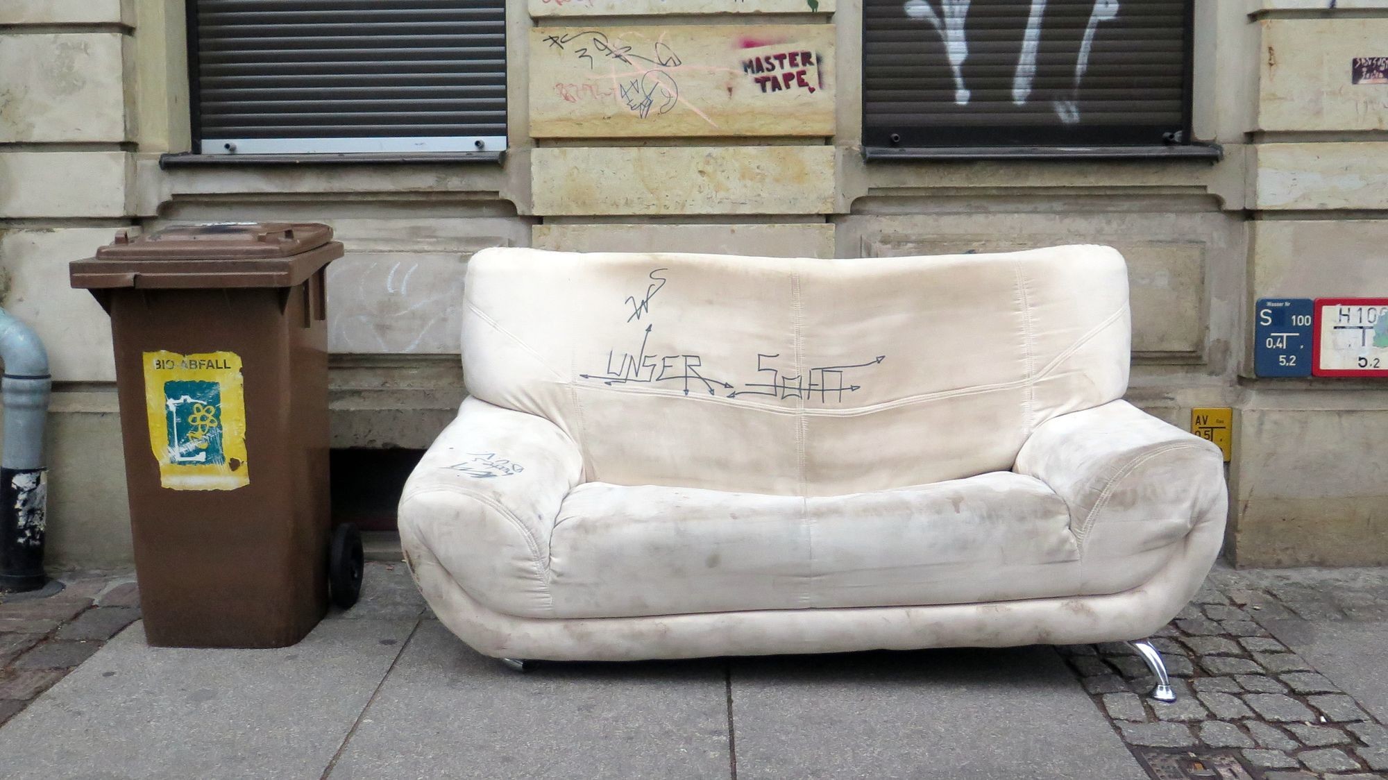 Unser Sofa? Gesehen auf der Kamenzer Straße.