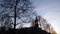 Abendlicher Blick auf die Dreikönigskirche.