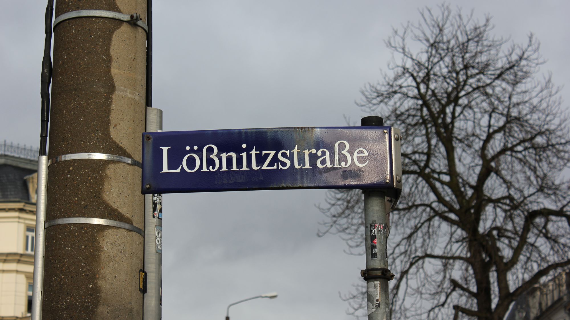 Die Lößnitzstraße trägt ihren Namen seit 1842 nach den einstigen Ortschaften Ober- und Unterlößnitz