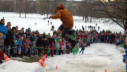 Weitenmäßig unterlegen, aber optisch gut. Snowboard-Springer.