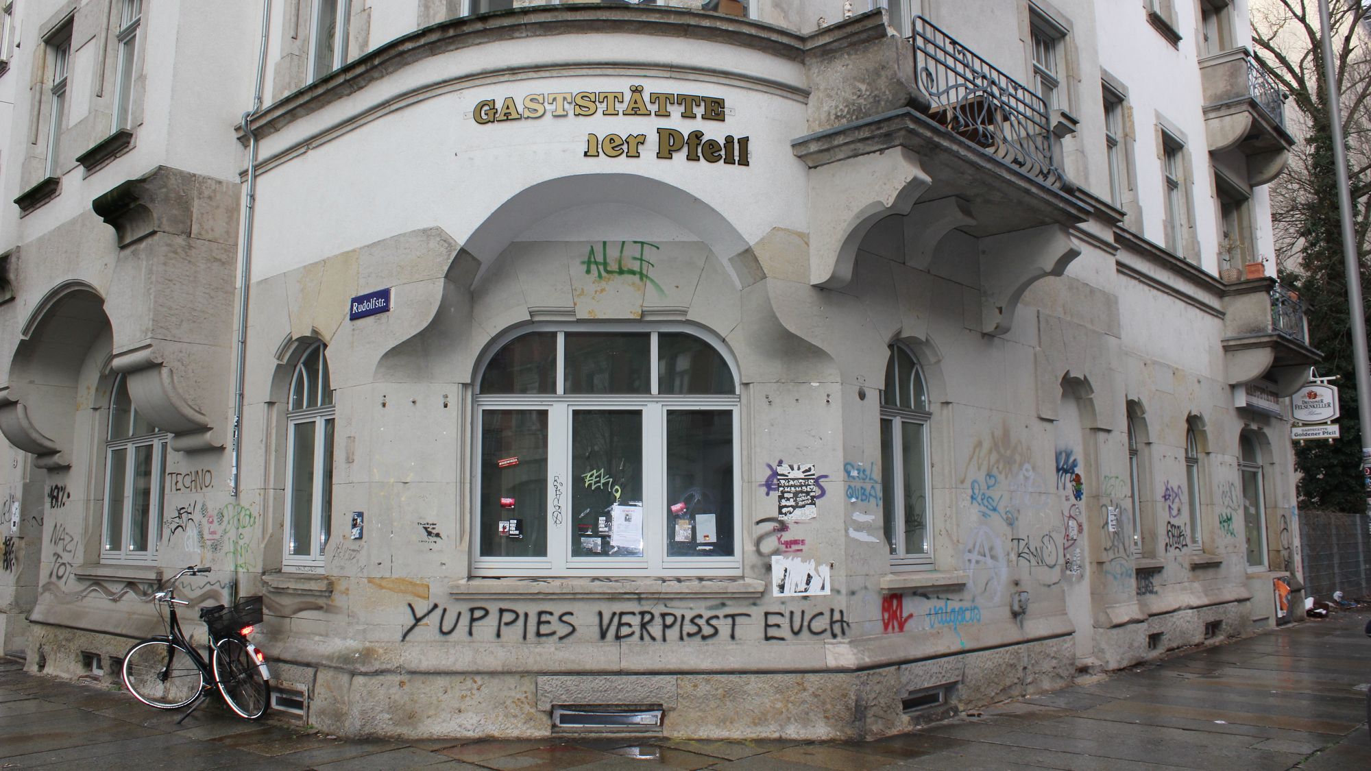 Abgeschossen: die ehemalige Kneipe Goldener Pfeil - Foto: Archiv/Philine