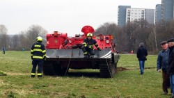 Tschechischer Bergepanzer am Elbufer