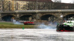 Fette Dieselrauchwolken aus den Bergepanzern läuteten die Aktion ein.