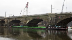 Tschechischer Schlepper blockiert die Elbe