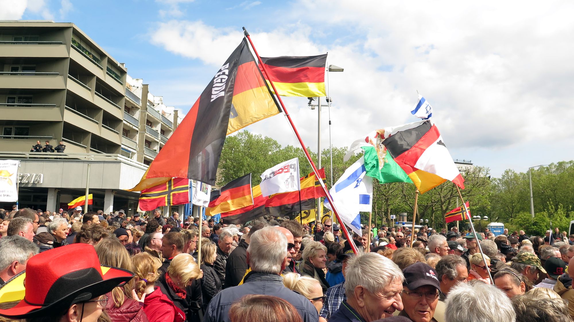 Festungsfans mit Fahnen