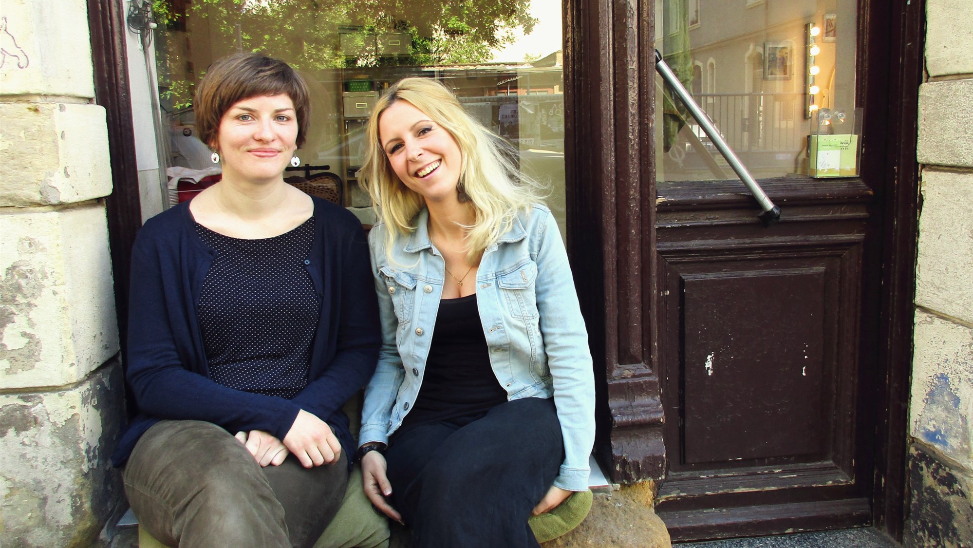 Franka Heinrich und Anna-Katharina Wirrmann vor ihrem gemeinsamen Laden af der Kamenzer Straße