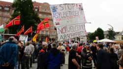 Pegida-Anhänger am Schlesischen Platz (Bahnhof Neustadt)