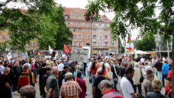 Pegida-Anhänger am Schlesischen Platz (Bahnhof Neustadt)