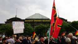 Pegida-Anhänger am Schlesischen Platz (Bahnhof Neustadt)