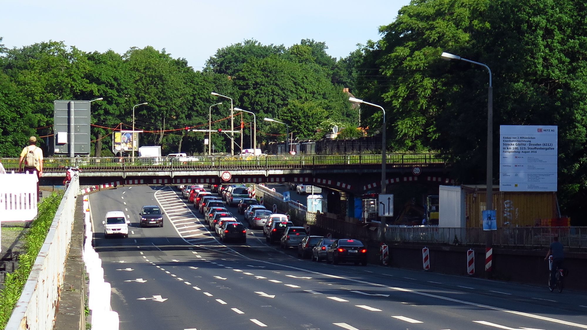 Wird ersetzt - Eisenbahnbrücke über die Stauffenbergallee