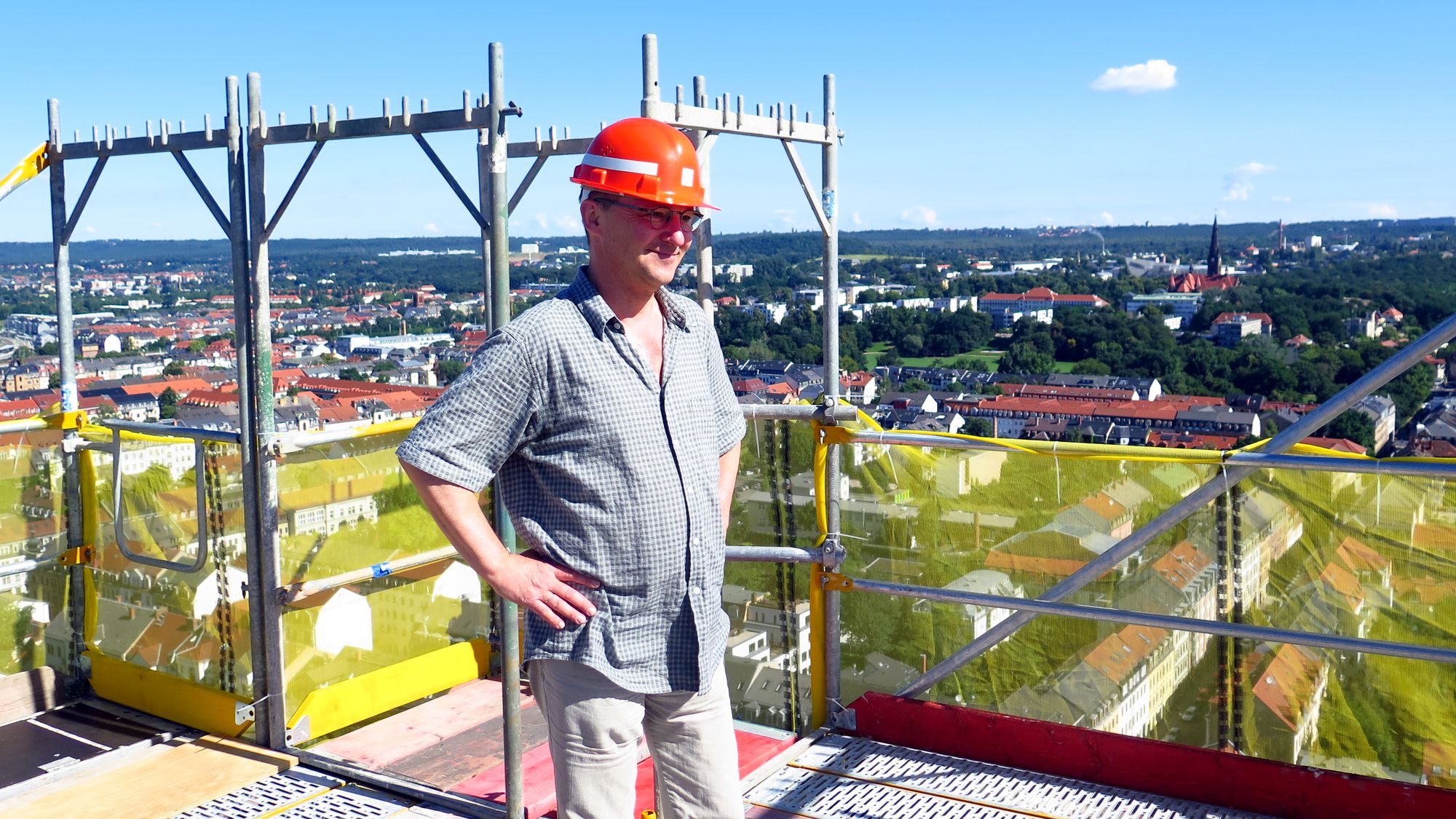 Pfarrer Möller auf der Spitze der Martin-Luther-Kirche