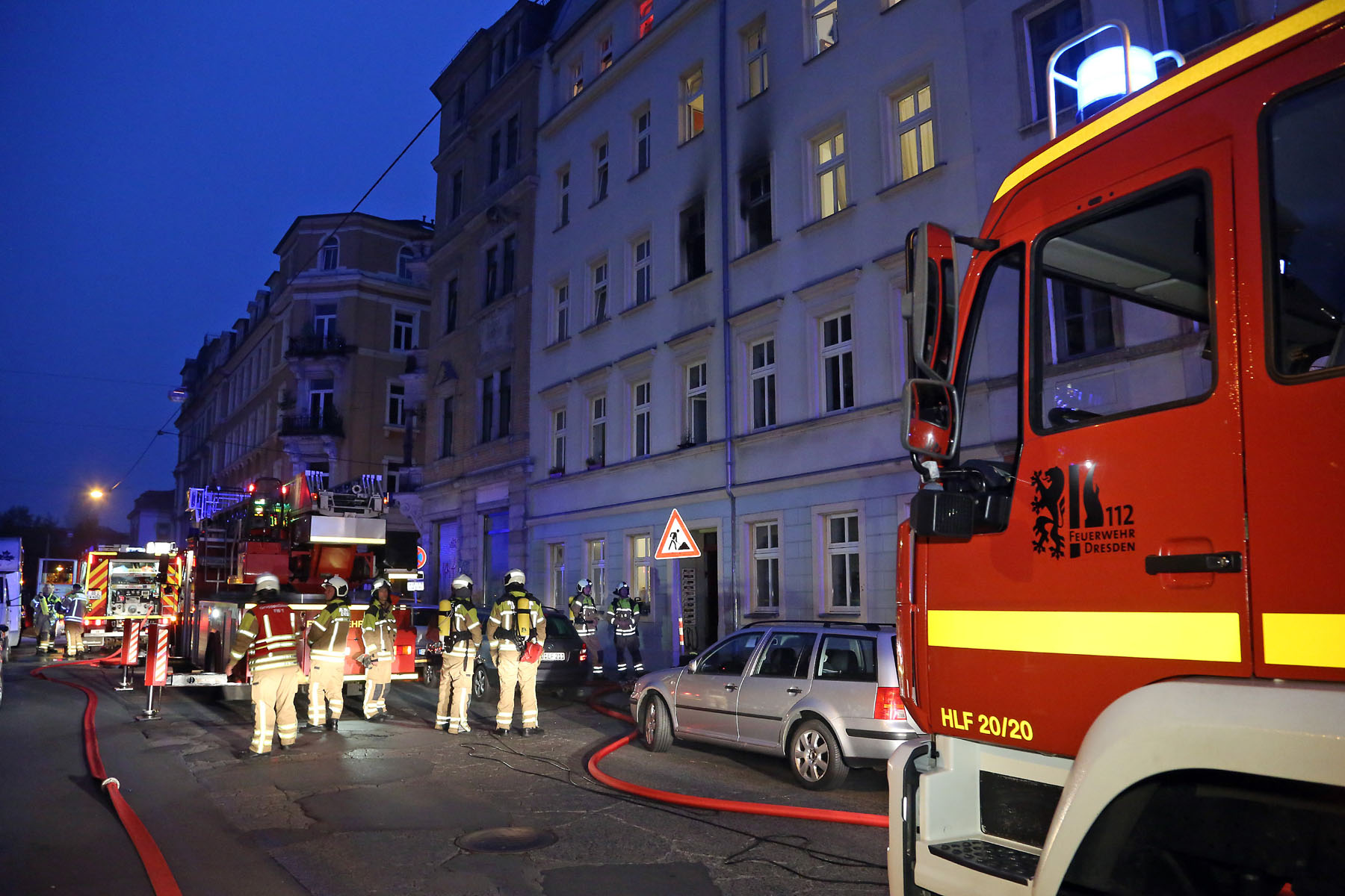 Sachsen / Dresden: Sachsen / Dresden: Am 25.07.2016 kam es gegen 4.15 Uhr zu einem Wohnungsbrand auf der Louisenstra§e. Bei Ankunft der Berufsfeuerwehr (Wachen Albertstadt und Altstadt) brannte ein Sofa in der Wohnung in der 2. Etage. Ein Bewohner wurden durch die Feuerwehr ins Freie gebracht und durch den Rettungsdienst untersucht. er wurde spter als unverletzt "entlassen". Die Bewohner der Wohnung hatten das Feuer noch rechtzeitig bemerkt und das Haus bereits verlassen. Mit einem Strahlrohr lschte die Feuerwehr das brennende Mbelstck. Whrend die Wohnung zunchst unbewohnbar sein drfte, konnten die anderen Mieter nach Ende der Lscharbeiten in ihre Wohnungen zurckkehren. Die Polizei hat ihre Ermittlungen zur Brandursache aufgenommen.