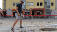 Der Niederländer Leon Keer malt auf dem Scheunevorplatz.