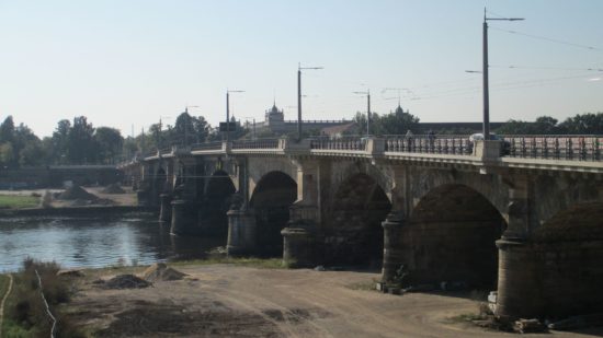 Bei normalem Elbpegel befinden sich jeweils fünf der 14 Bögen über Land