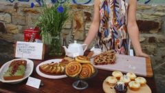 Wie bei Omi: Kaffeekränzchen mit Zimtschnecken und Pflaumenkuchen.