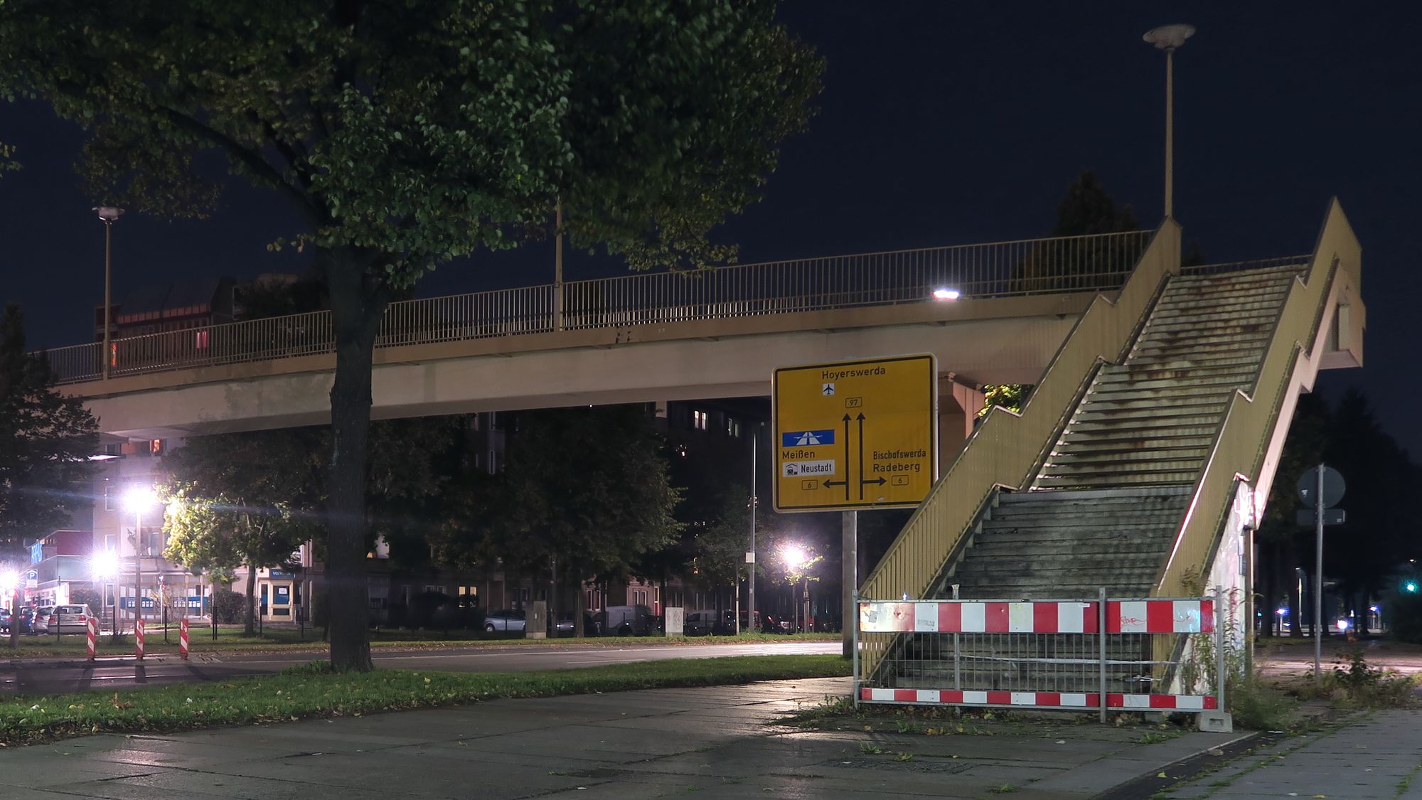 Wird bis Ende Nobember abgerissen. Brücke über die Albertstraße.