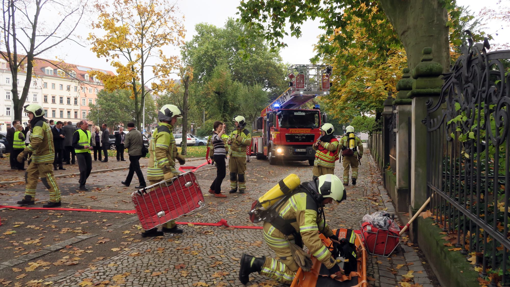 Feuerwehrleute im koordinierten Einsatz.