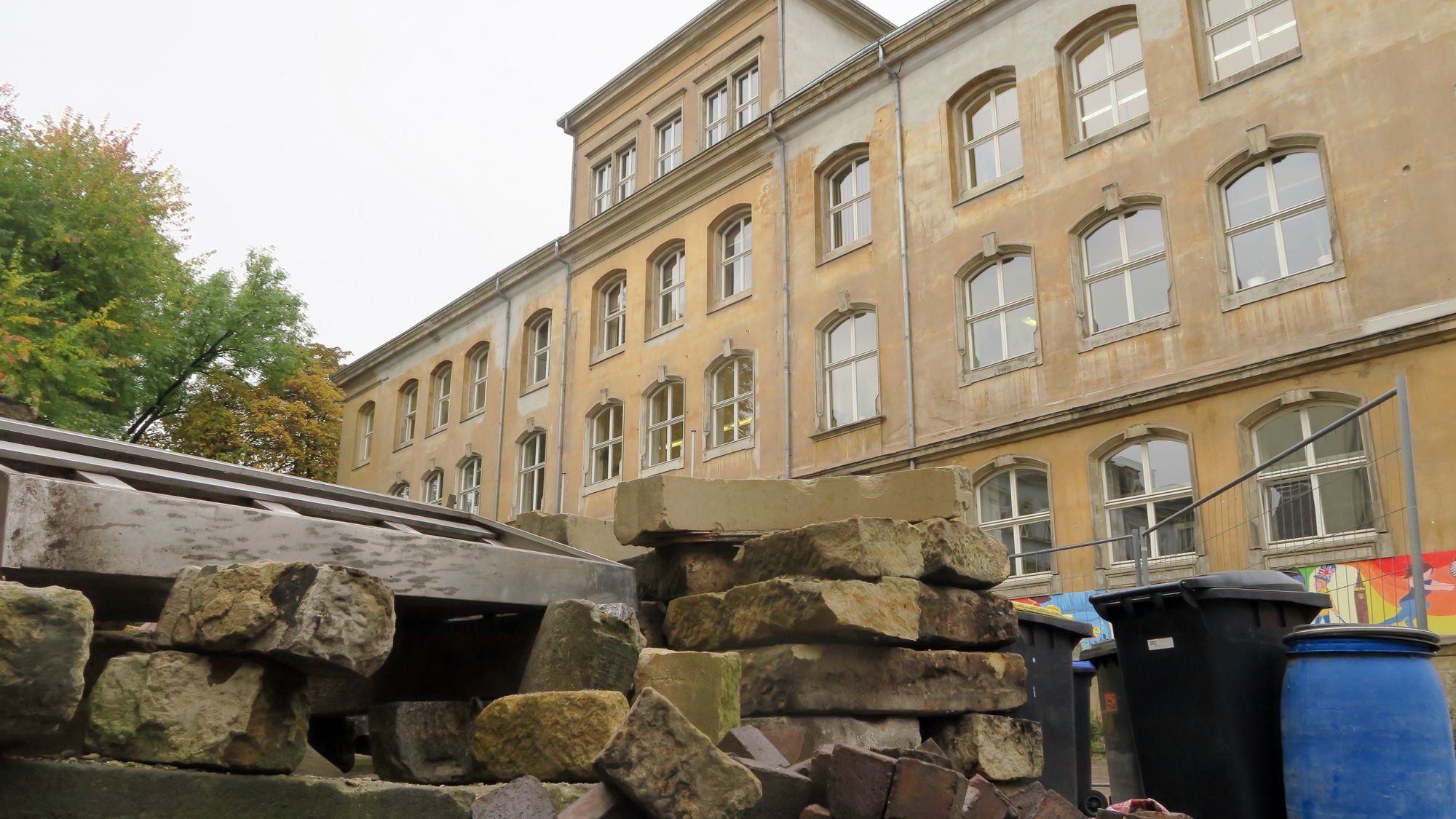 Baustelle auf dem Schulhof