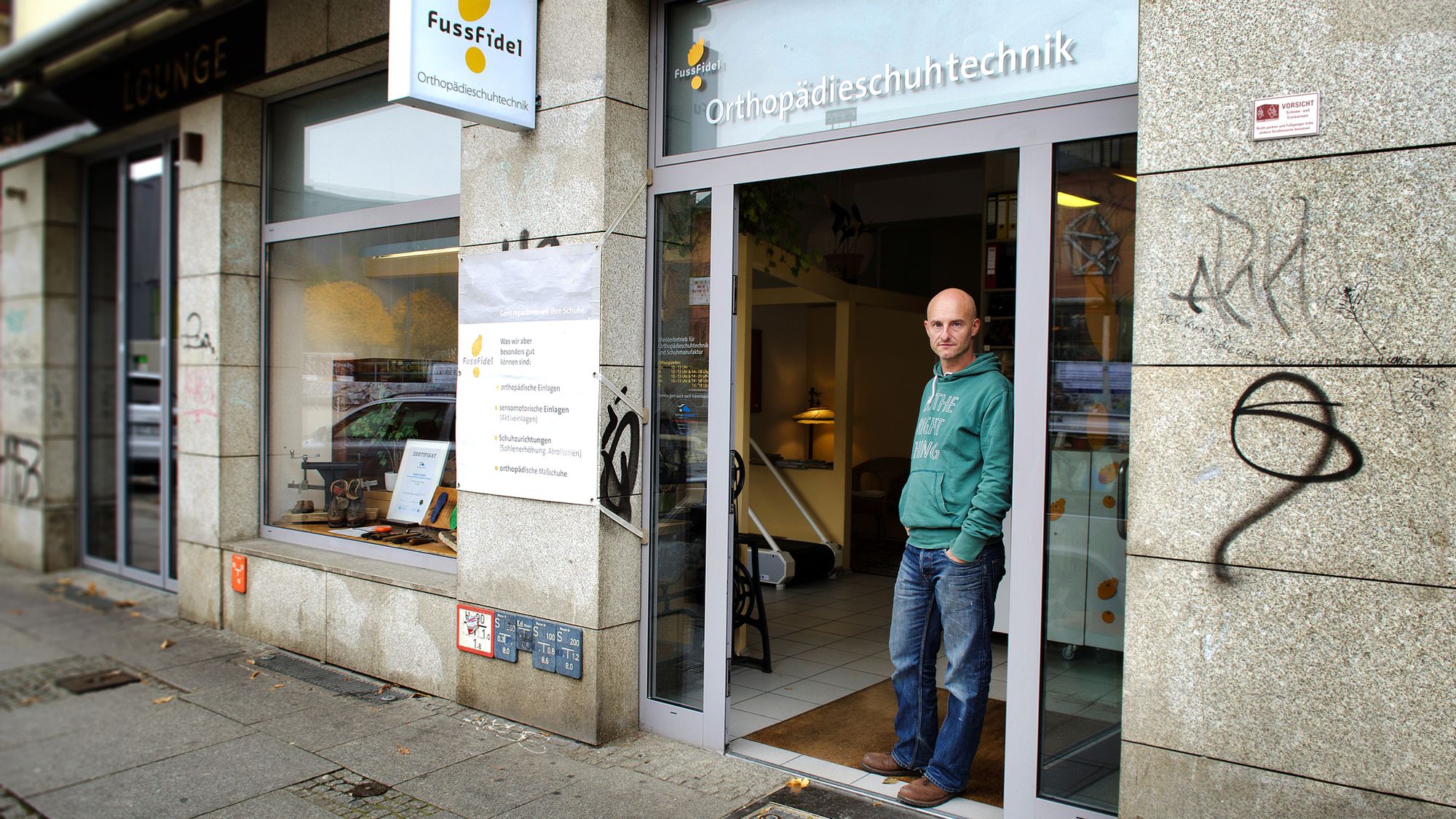 Renatus Meyer in seinem Laden an der Alaunstraße