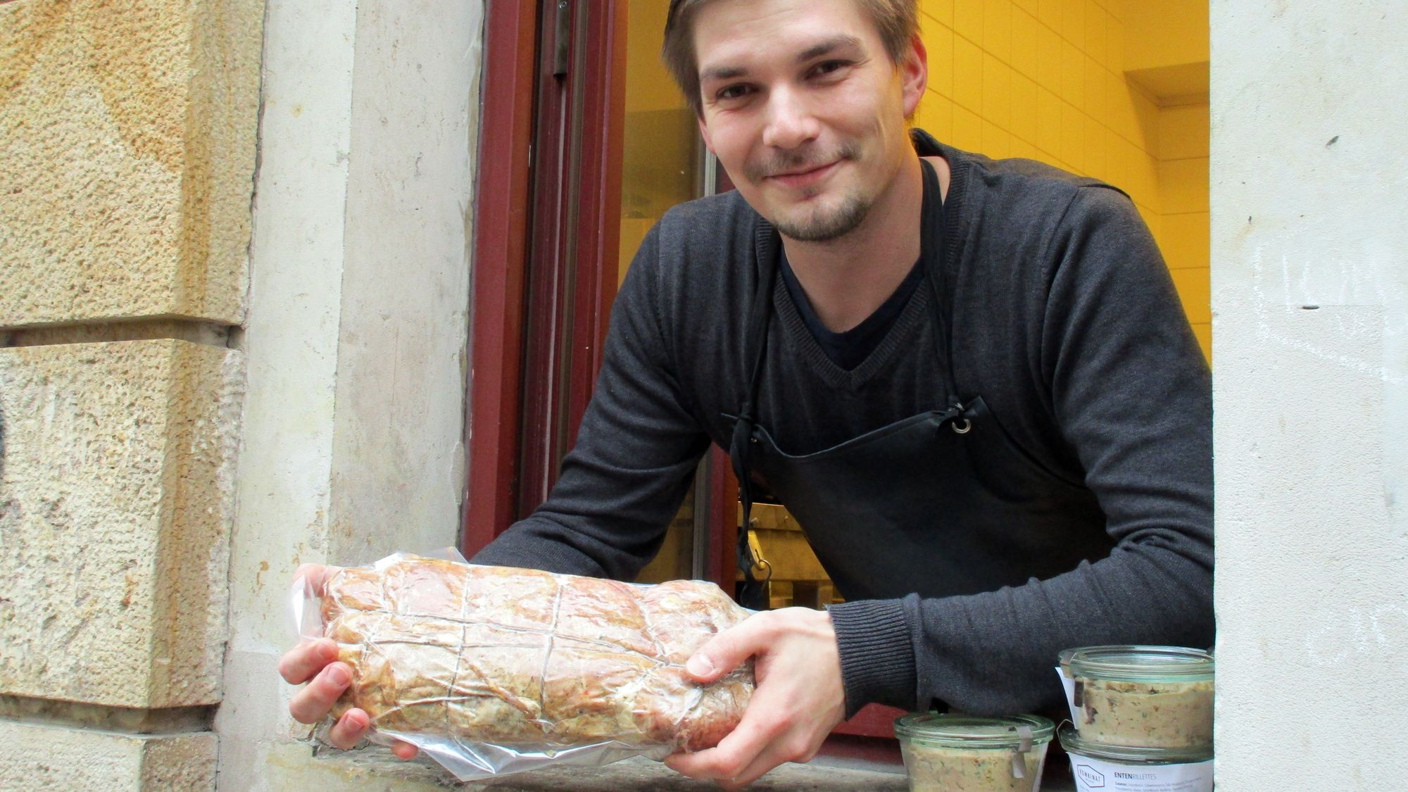 David Enke vom Kombinat Delikat mit einem mächtigen Stück Coppa in der Hand.