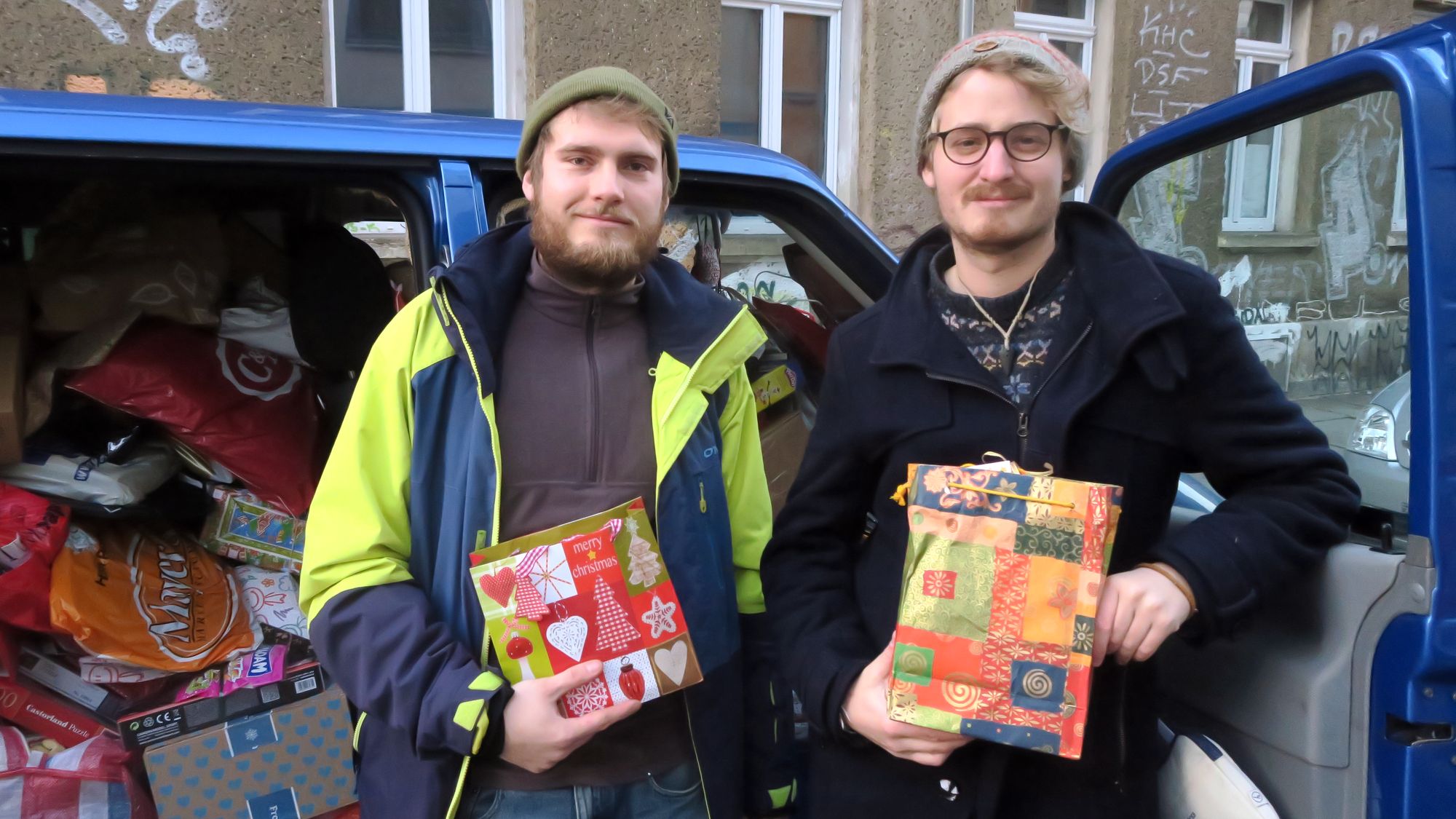 Johannes und Oliver sammeln Päckchen für Heimkinder.