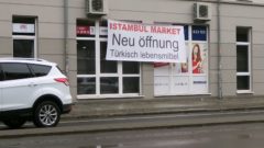 Ob es an der merkwürdigen Rechtschreibung lag? Am Nachmittag war das Banner wieder eingerollt.