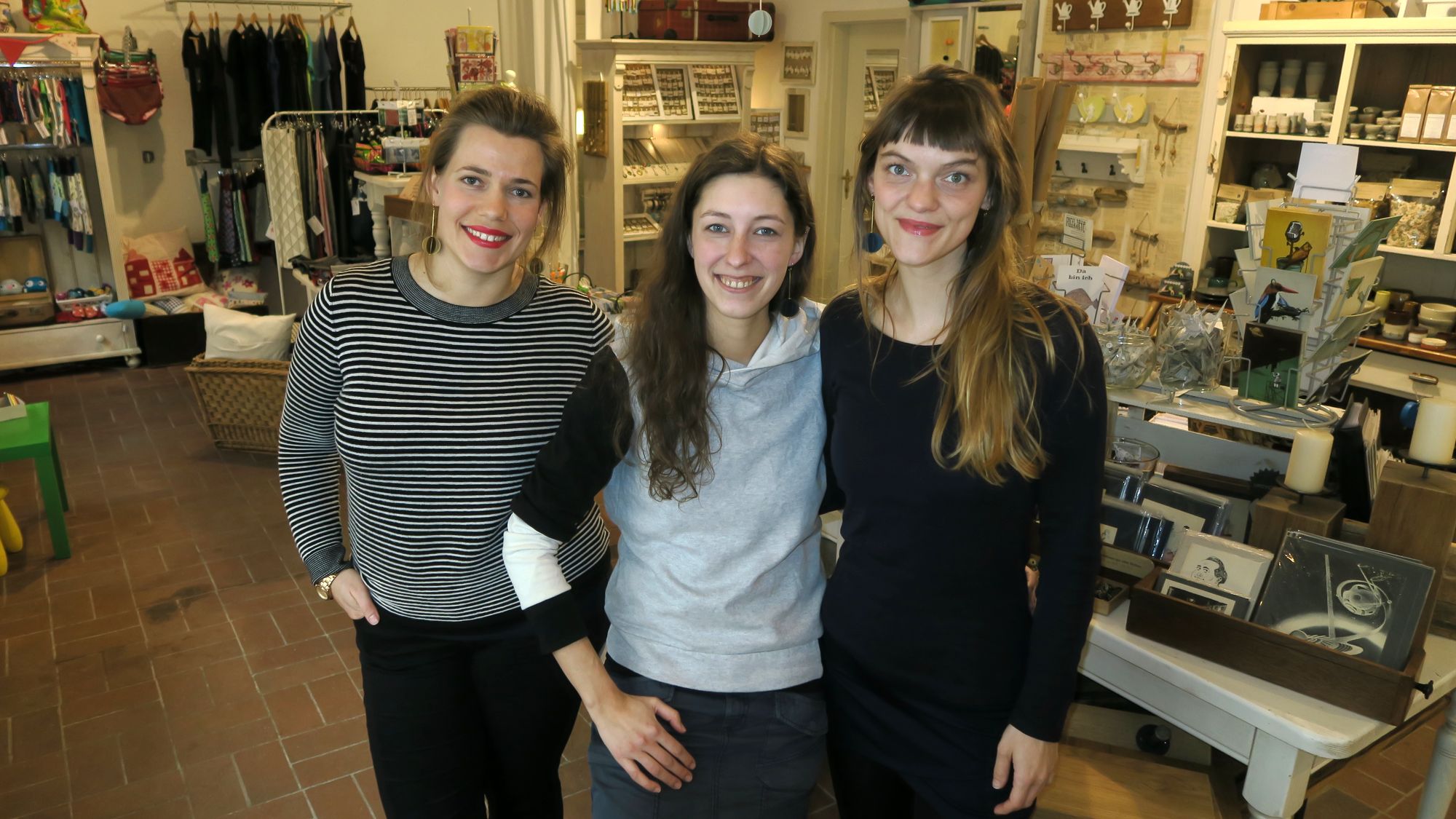 Anne und Anne und Anna laden zur Werkschau und Schmucknacht.