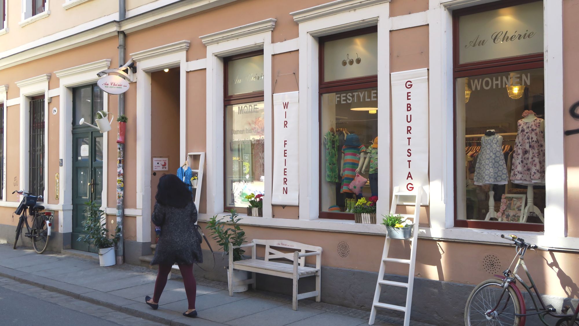 Es steht draußen dran: drinnen wird gefeiert.