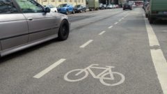 Der Radweg endet kurz nach der Johann-Meyer-Straße im Rüttelpflaster.