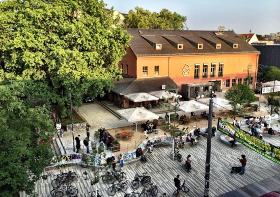 Sicht von Alaunstraße auf den Vorplatz - Foto: Frank Lenggenhager