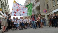 die Alaunstraße entlang trommeln