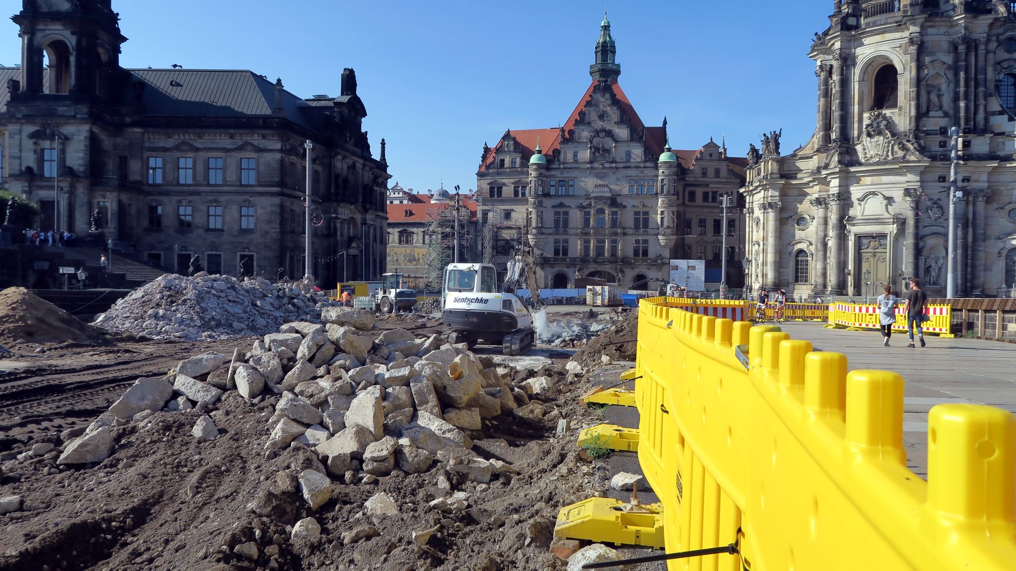 Augustusbrücke im Baggereinsatz