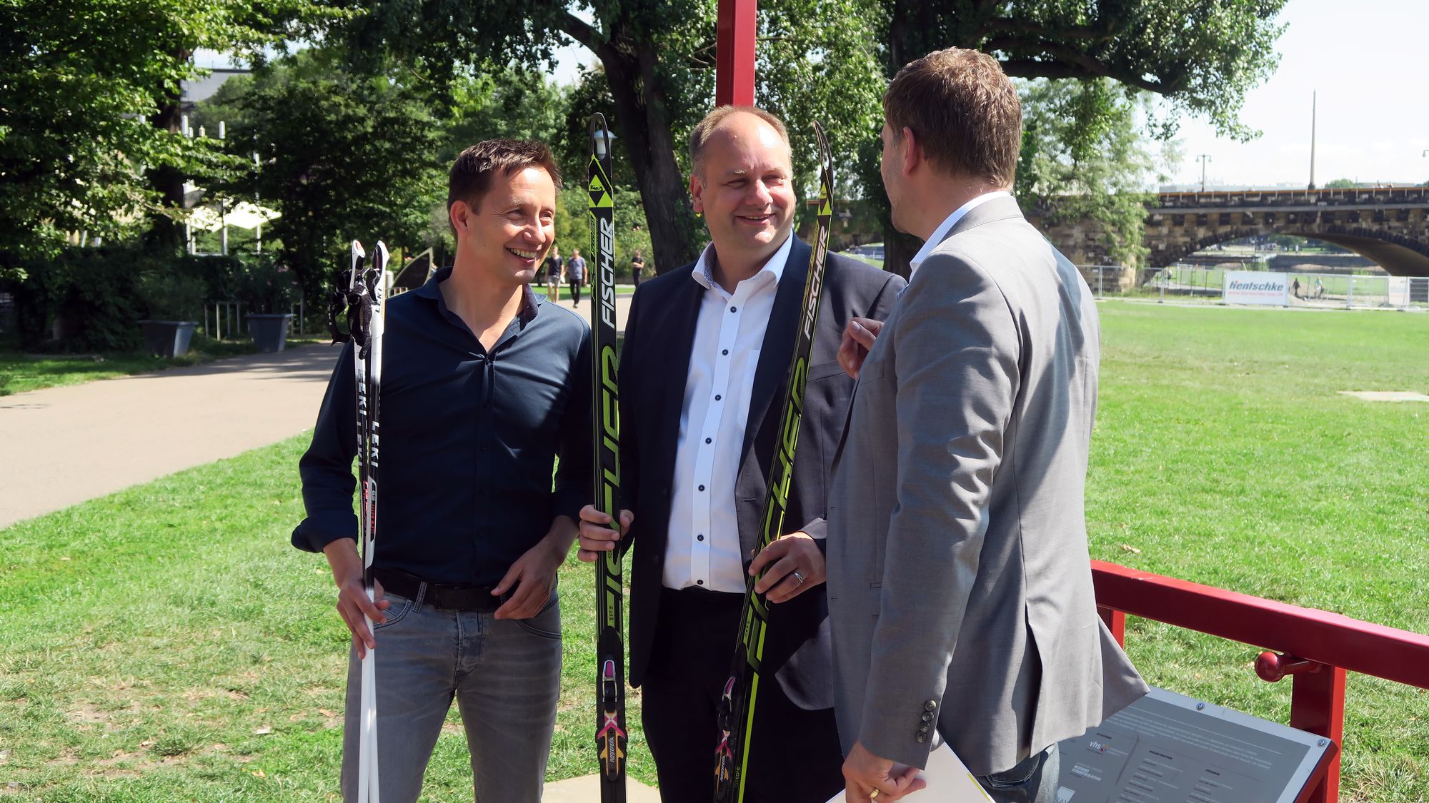 Drei Männer mit Ski. Die Moderatoren Torsten Püschel und René Kindermann hatten passende Langläufer für OB Hilbert dabei.