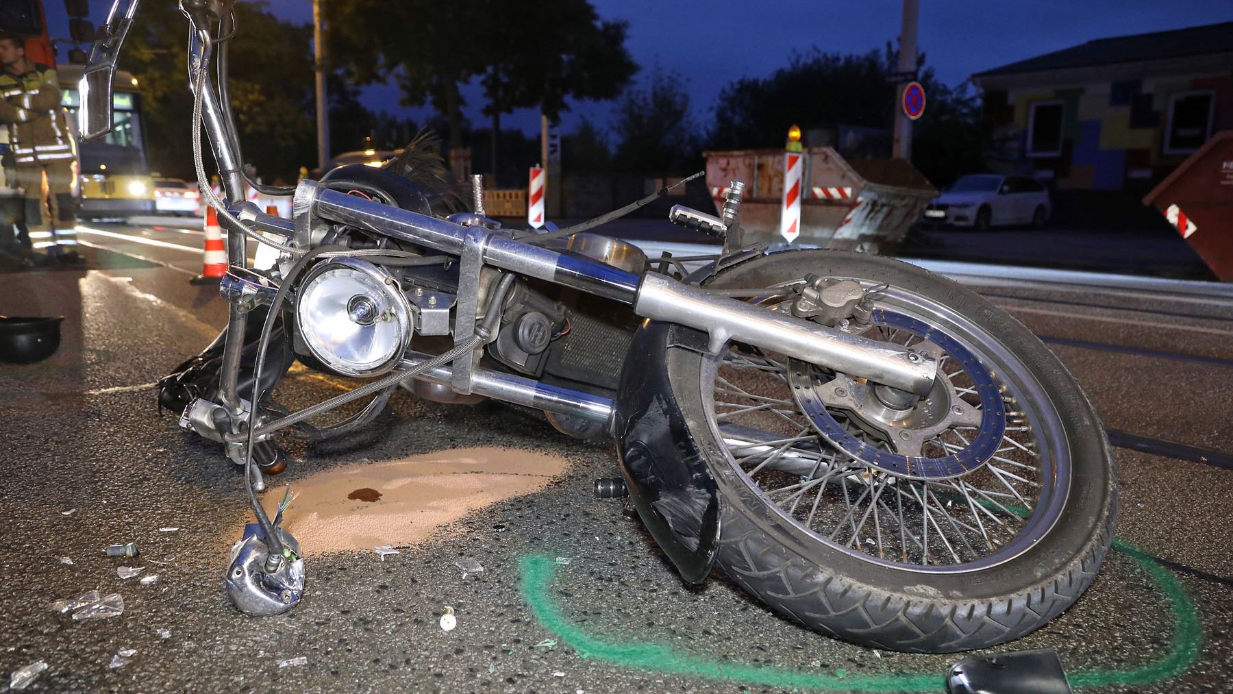 Die beschädigte Honda auf der Leipziger Straße - Foto: Roland Halkasch