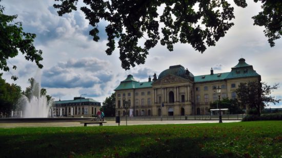 Im südwestlichen Teil der Neustadt befindet sich das Japanische Palais sowie der dazugehörige Palaisgarten in seiner grünen Pracht. Einmal im Jahr wird diese Ruheoase zum großen Kultur- und Kunsttreff.