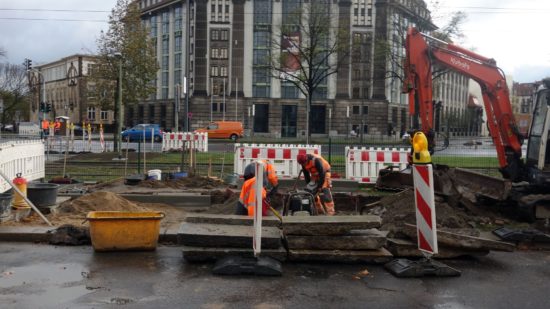 Zurzeit werden die letzten Brückenreste entfernt.