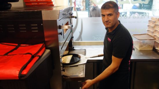 Zubereitung fast wie eine Calzone - Pizza wird belegt und zusammengeklappt.,