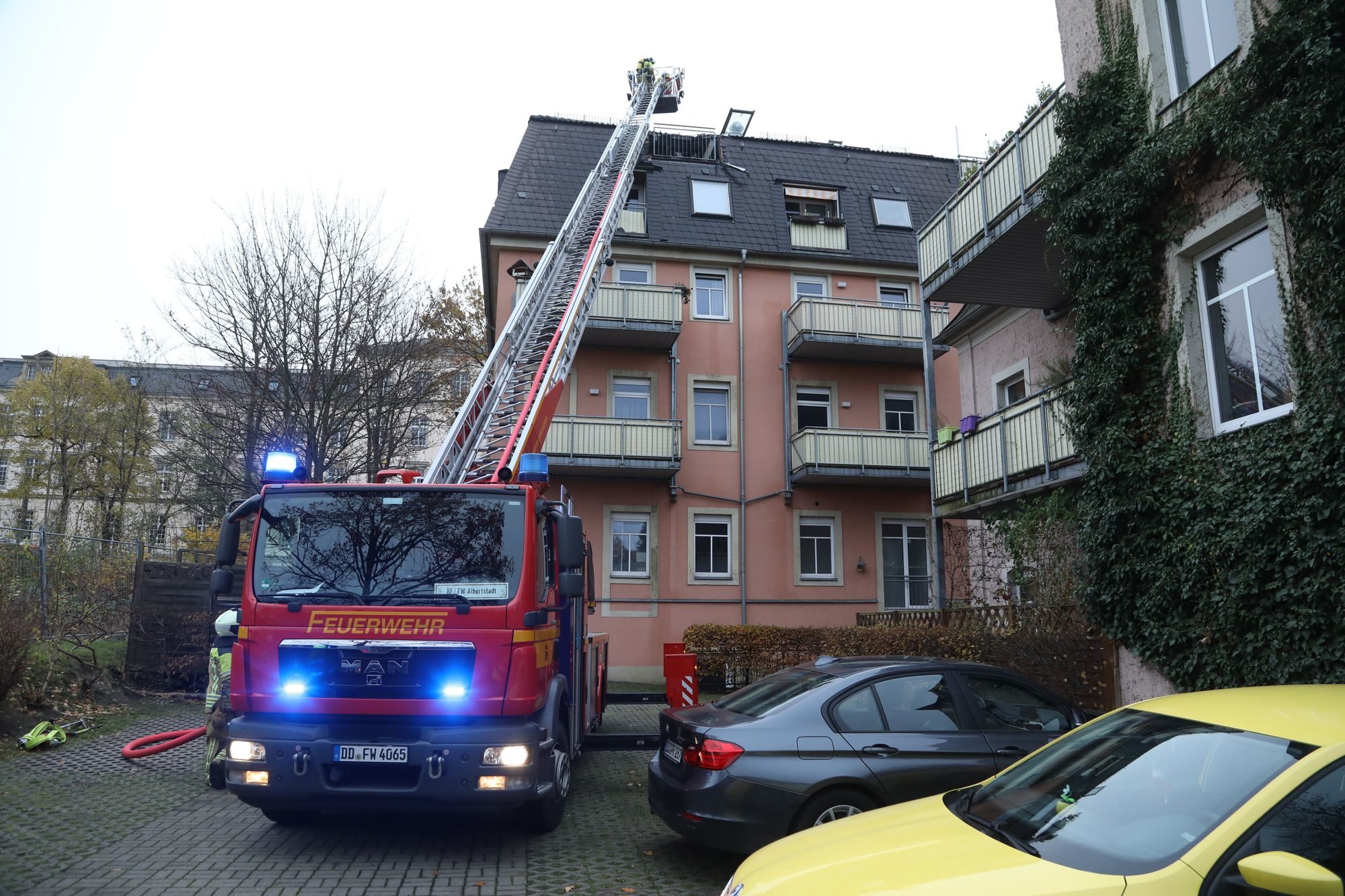 Brand Königsbruecker Straße - Foto: Roland Halkasch