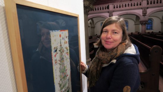 Illustratorin Juliane Hackbeil in der Ausstellung in der Martin-Luther-Kirche