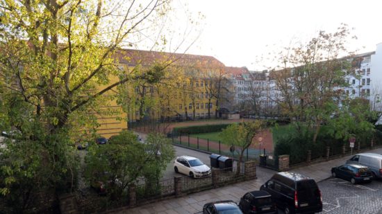 Noch unbebaut, der Hof der Zeigner-Schule von der Tieckstraße aus gesehen.