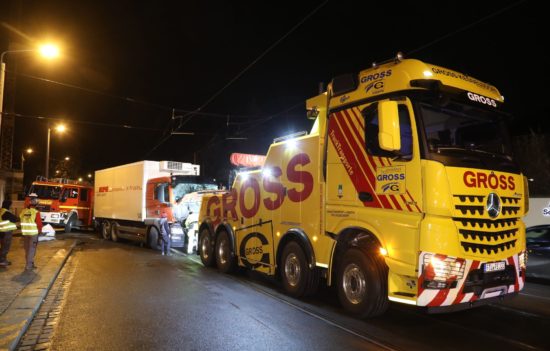 Mit einem Spezial-Schlepper wurde der Lkw von der Unfallstelle entfernt. Foto: Roland Halkasch