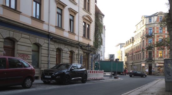 Die Fußwege sind noch nicht geputzt, aber die Straße schon befahrbar: südliche Pulsnitzer Straße.