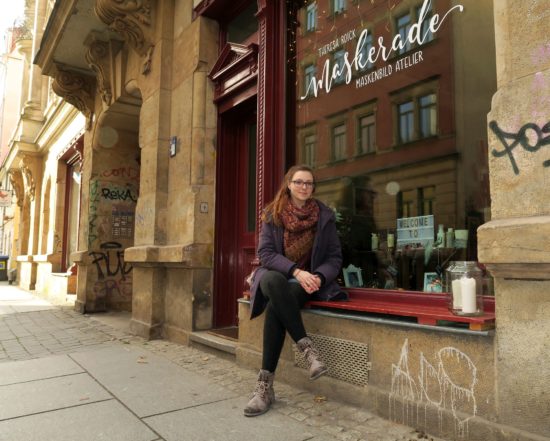 Theresa Roick vor ihrem nagelneuen Maskerade-Atelier