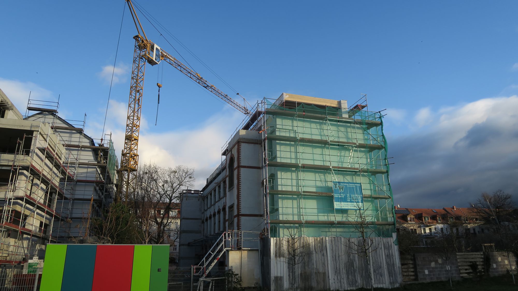 Die aufgestockte alte Fabrik an der Seifhennersdorfer Straße.