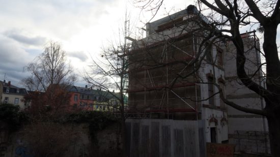 Das höhere Hinterhaus vom Spielplatz Sebnitzer Straße aus gesehen.