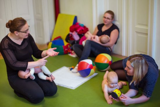 Finde das falsche Baby! Beim Pekip-Kurs dürfen die kleinen nackt umherkrabbeln, um die Motorik zu schulen