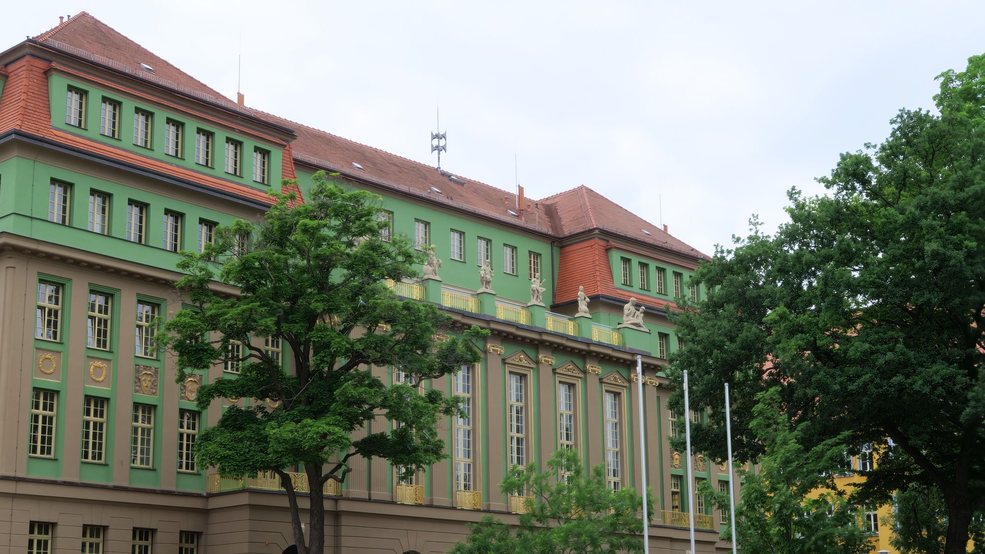 Sirene auf dem Romain-Rolland-Gymnasium. Foto: Anton Launer 