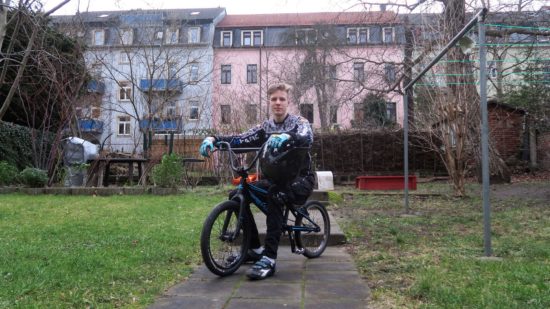 Karl auf  seinem BMX-Rad im Hof der Frühlingstraße